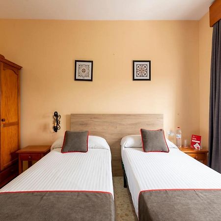 Oyo Hostal El Paisano Utrera Bagian luar foto