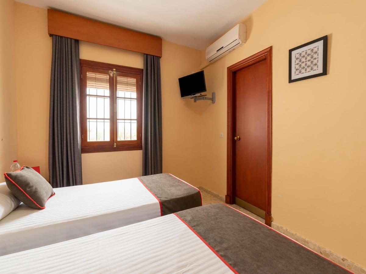 Oyo Hostal El Paisano Utrera Bagian luar foto