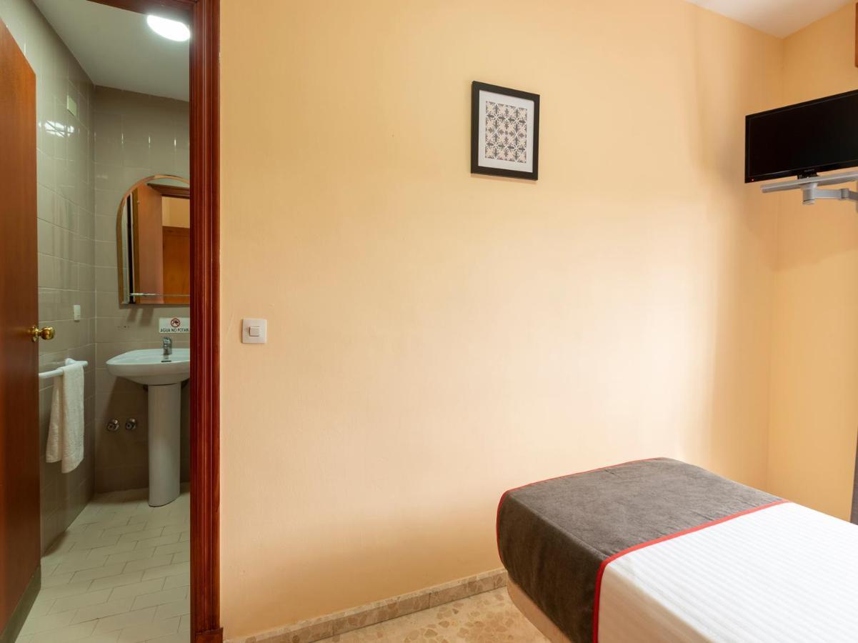 Oyo Hostal El Paisano Utrera Bagian luar foto