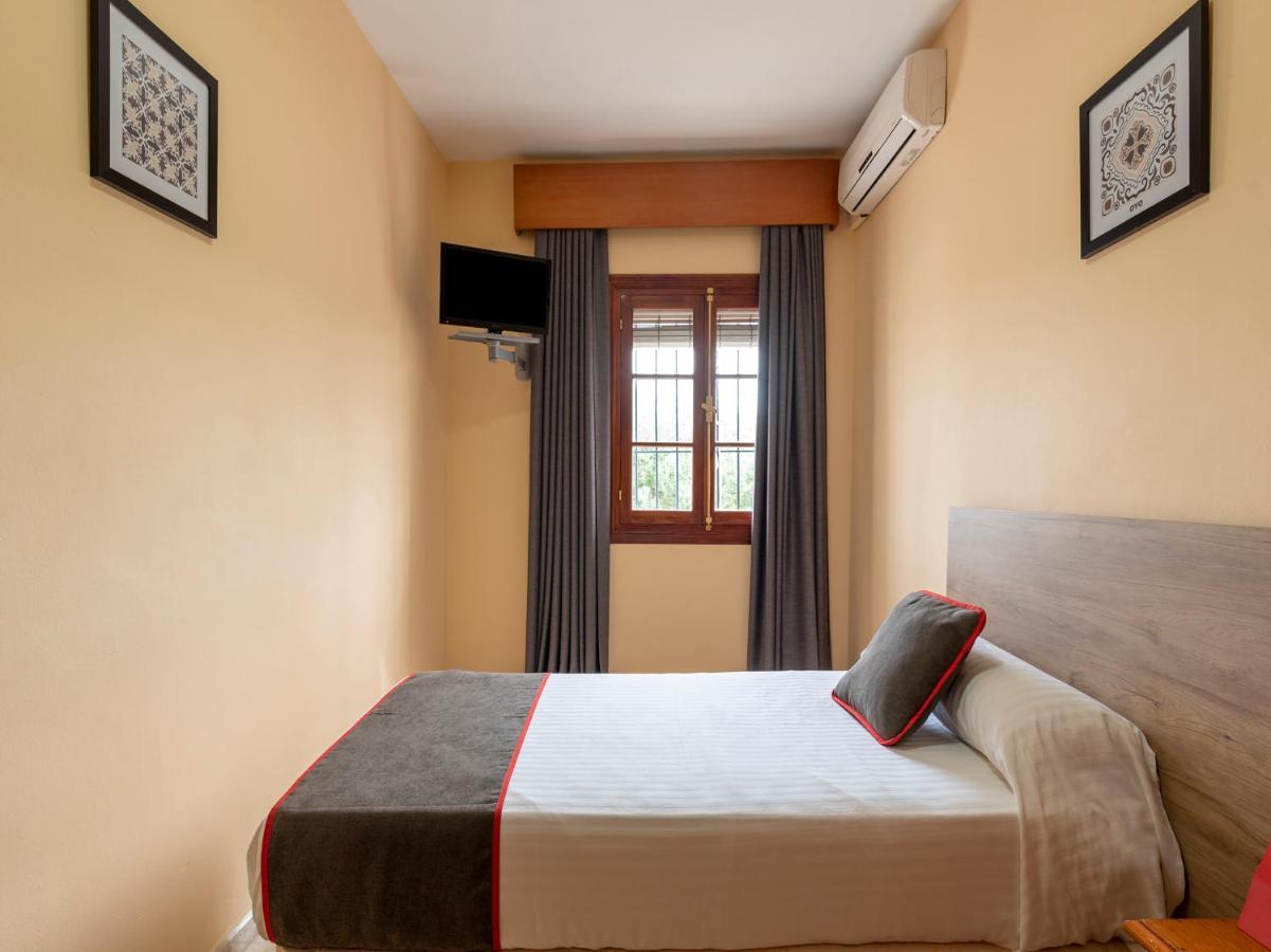 Oyo Hostal El Paisano Utrera Bagian luar foto