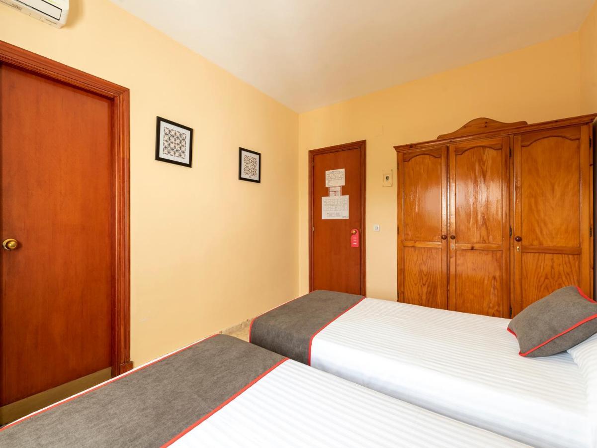 Oyo Hostal El Paisano Utrera Bagian luar foto