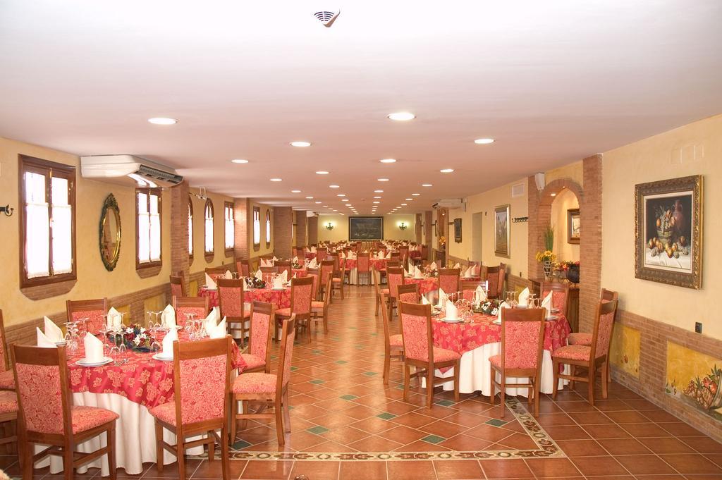 Oyo Hostal El Paisano Utrera Bagian luar foto
